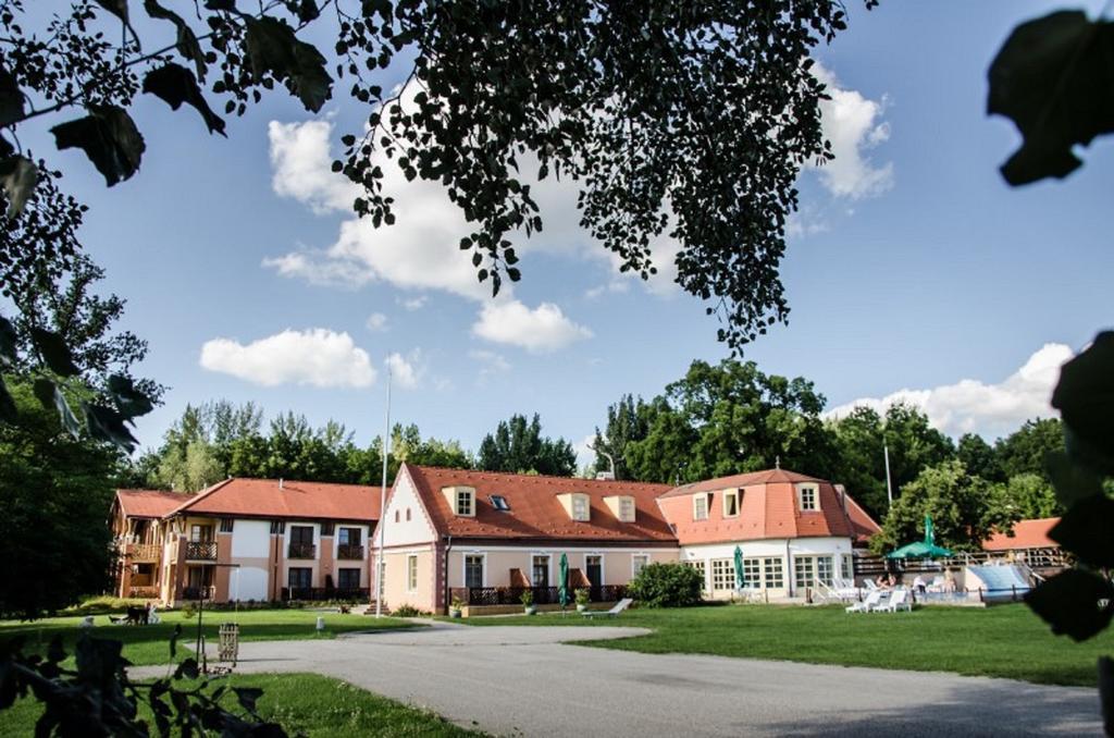 Zichy Park Hotel Bikacs Exterior photo