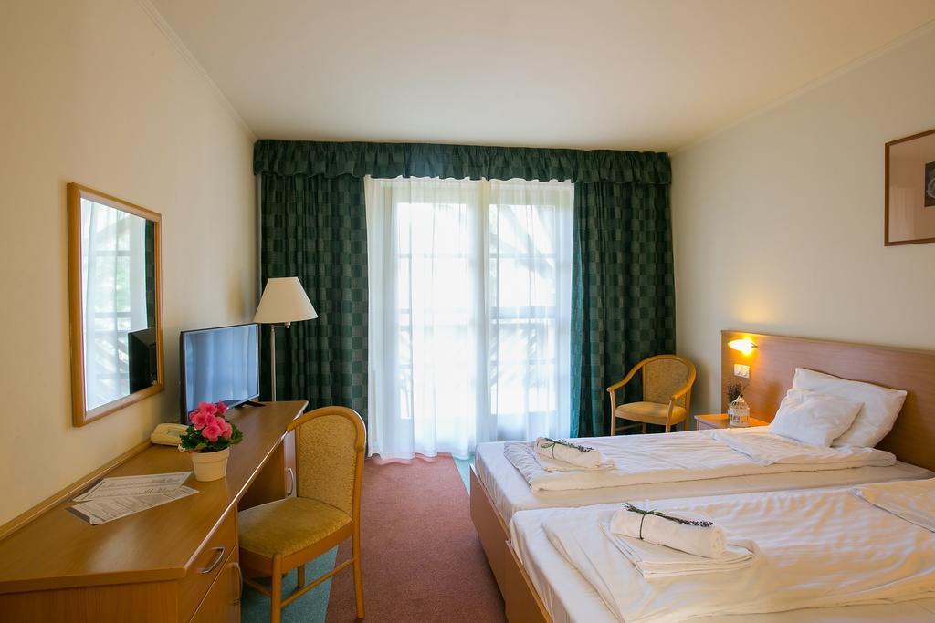 Zichy Park Hotel Bikacs Exterior photo